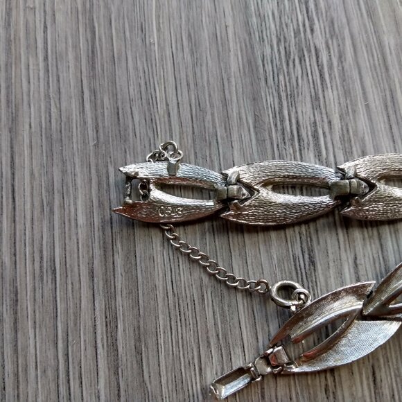 Vintage Bracelet marked 0543 Silver Tone Textured Large Link - Picture 8 of 9